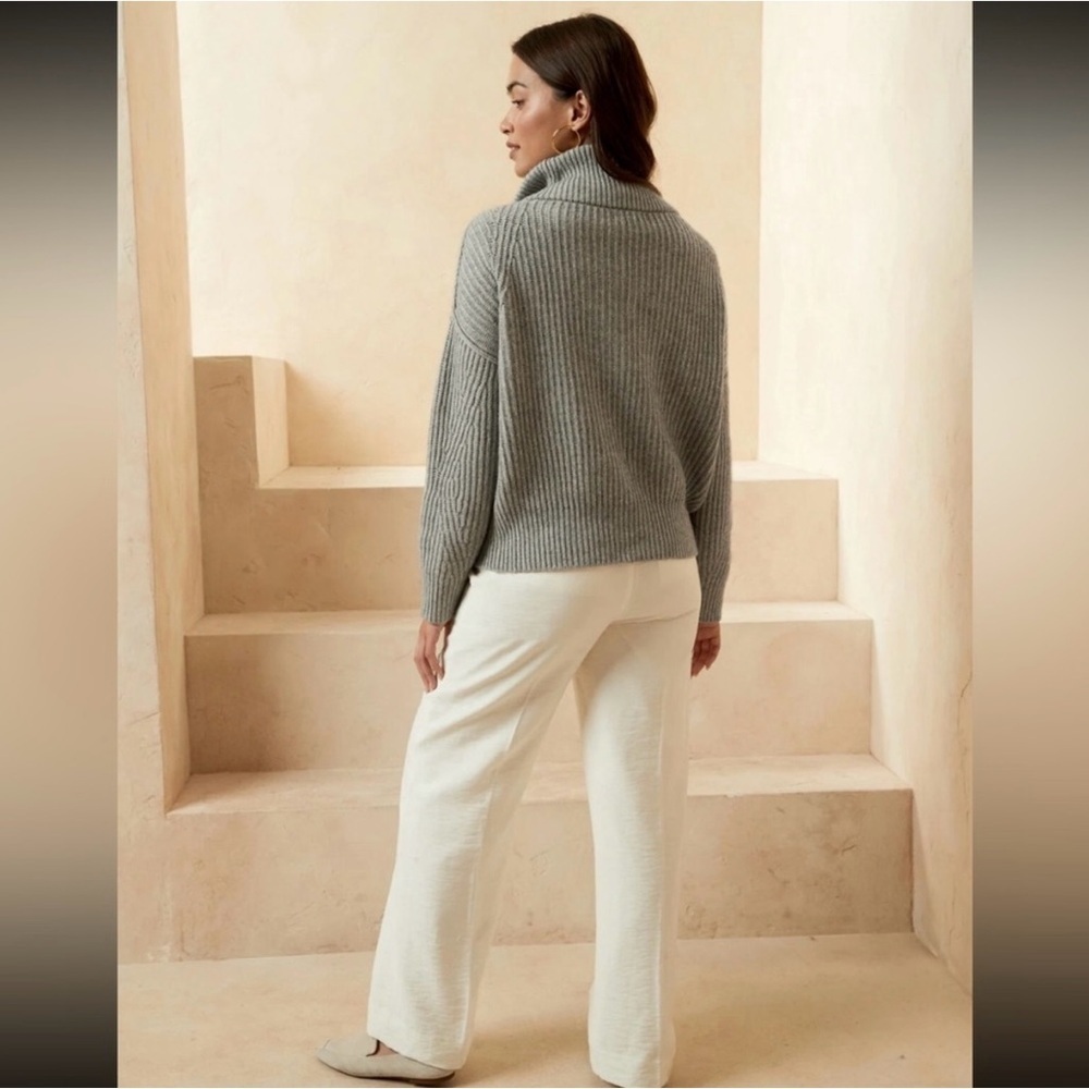 Banana Republic Gray Ribbed Sweater with Cream Collar - Picture 4 of 4